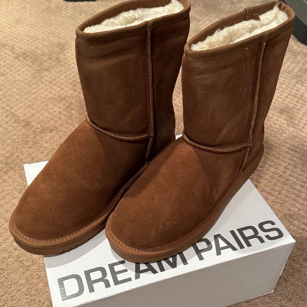 NIB dream pairs Shorty boot, 10